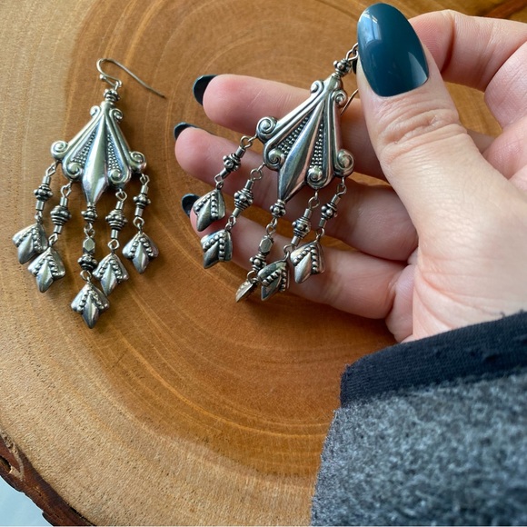 🖤5/$20 Silver Dangly Ornate Earrings - Picture 4 of 6